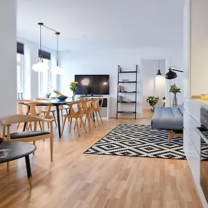  Apartment Sanders Tower - Chic Two-bedroom In Charming